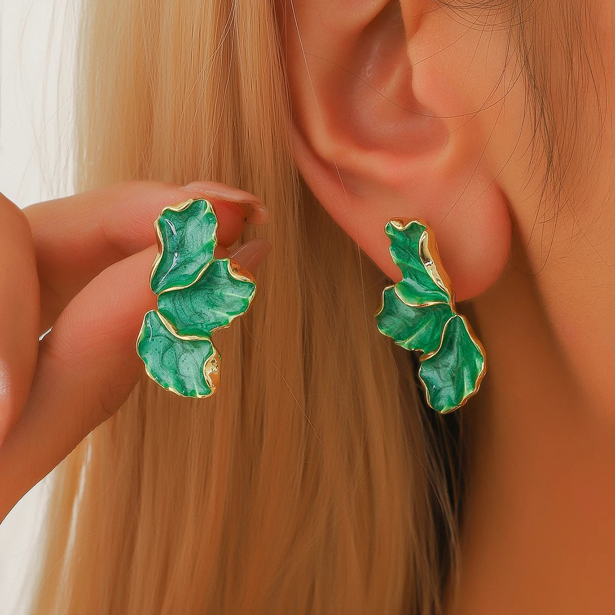 2PC Women's Fashion Forest Maple Leaf Drip Oil Flower Earrings, Sweet and Elegant, Lightweight and Luxurious Colorful Petal Earr
